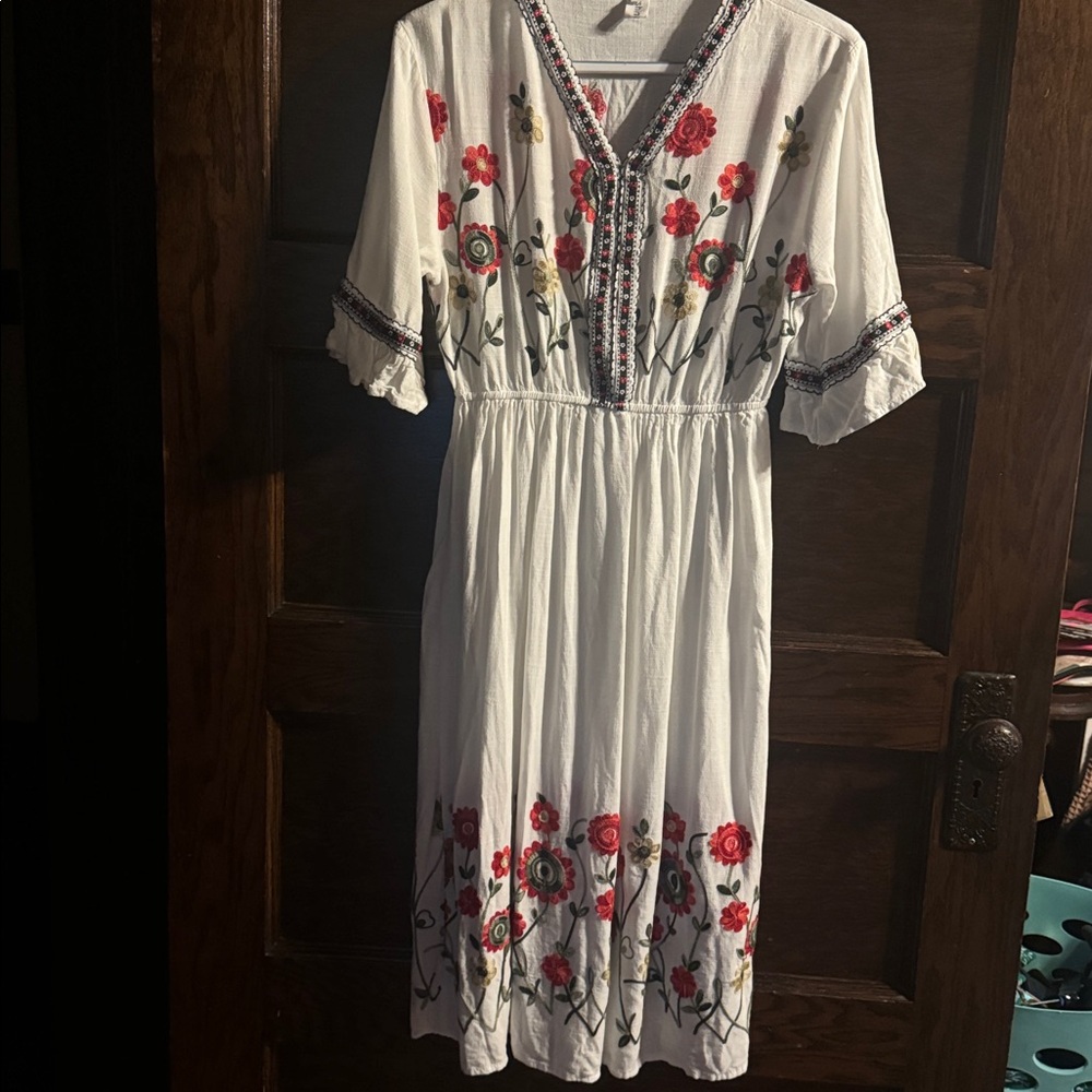 Floral Embroidered White Dress, Size M, EUC